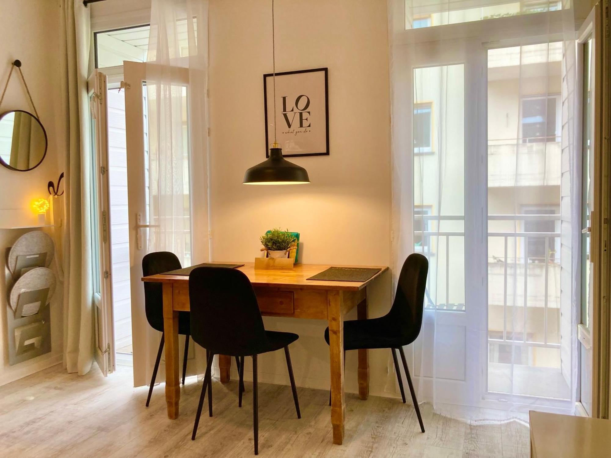 SaarPartment M4 am Staden in Saarbrücken - Living in Style mit Küche, Bad, Balkon, Boxspringbett, WiFi, Parking - 11x in SB Exterior foto